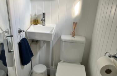 Shepherds Hut with Hot Tub - Foto 11