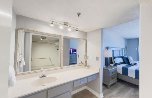 Luxury, Direct Oceanfront Unit and Balcony, Northeast Corner, Heated Pool, Garage Parking - Photo 14