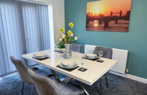 Stoneleigh Retreat 4BR Entire Home - Photo 4