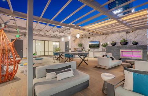 Hollywood Penthouse with Balcony & Pool View - Photo 15