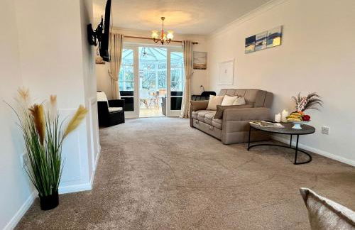 J&J stays 5 bedroom detached house in Peterborough with parking - Photo 21