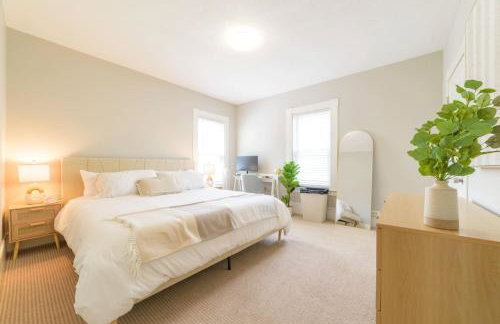 King Bed Downtown Suite Port City Stays - Foto 1