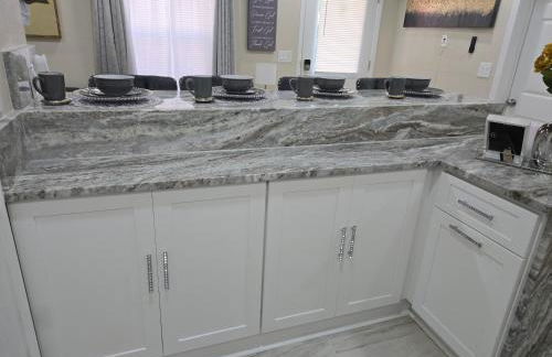 This luxury basement is the perfect getaway - Foto 34