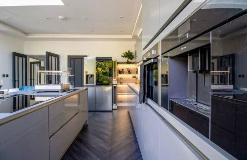 Luxury 4-Bedroom High-End Home, Includes Jacuzzi and Pool Table - Foto 65