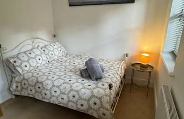 Church Court 2 Bed 55 Inch SKY TV Northampton Parking Contractor Accommodation - Photo 9