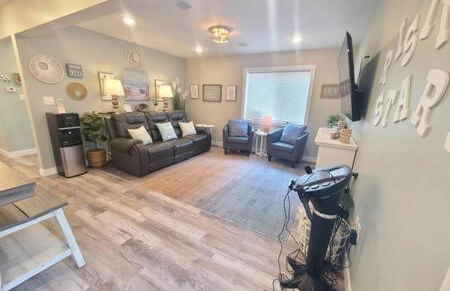 Stunning Lake Home w arcade and huge deck - Foto 9