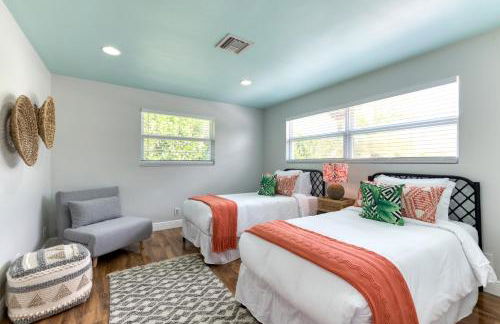 Tropical Villa Pool Home w/ Tiki Bar! Sleeps 9! - Foto 18