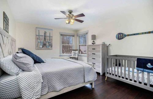 Cheerful Sister Lakes 4 BDR Lake Hse w/ Hot tub. - Foto 9