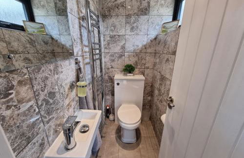 Crown Meadow - 4 Bedroom House - Heathrow - ExcellentStays - Photo 19