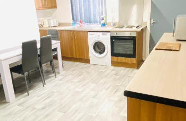 Beautiful 4 Bedroom 2 bathroom House close to city centre - Foto 4