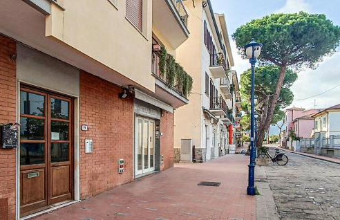2 Bedroom Beautiful Apartment In Marina Di Campo - Photo 9