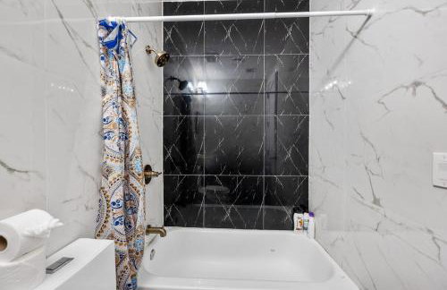 2 Queen Beds, TV's in Bedroom, Path to Manhattan - Foto 13