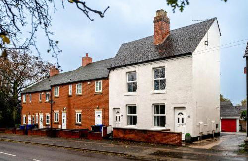 #34 Two bed apt Private Parking Stylish & homely - Photo 8