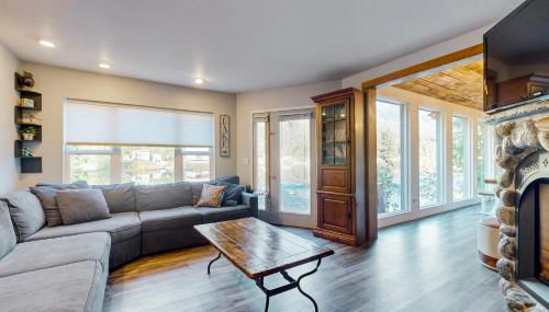 Palace Under the Pines - Photo 2