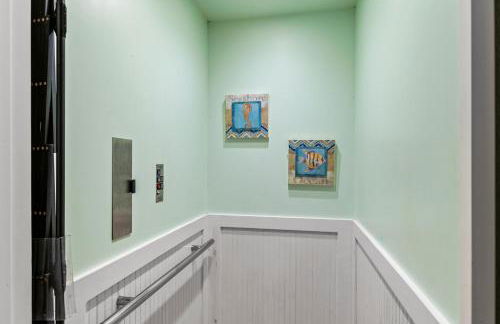 Beachfront Hideaway! Luxury Beachfront, SwimSpa, Game Room, Firepit by Bolivar Vacations - Foto 76