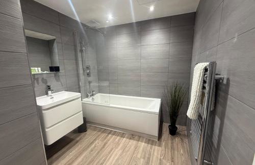 Stylish 3 bed spacious flat - Foto 8