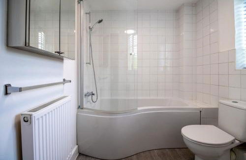 Clover Apartment - Sleeps 5 - Free Parking, Self-Check-In, Fast Wifi and Sky TV by Yoko Property - Photo 6