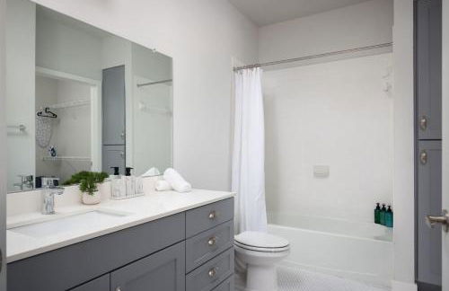 Cozy 2BR-w Parking, Near Rvrwalk, Dome & Conv Ctr - Foto 16