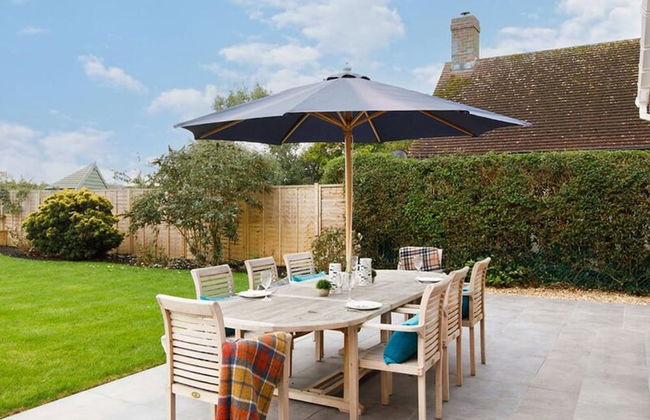 Coastal Retreat for 8 With Hot Tub - Walk to Beach - Foto 49