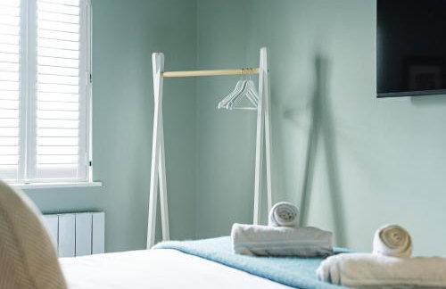 Central Whitchurch - Lowcross House Guest Bedroom 5 - Photo 5