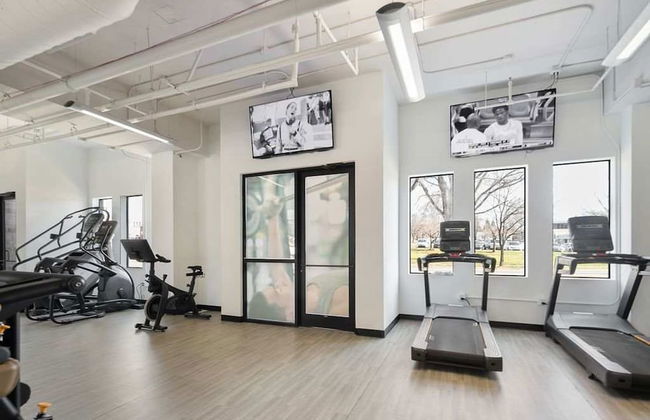 Uptown 1st Ward Corner Unit Superior 2BD Apt - Foto 53