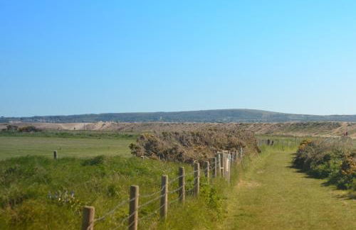 THE HIDEAWAY - LUXURY SELF CATERING COASTAL APARTMENT with PRIVATE ENTRANCE & KEY BOX ENTRY JUST A FEW MINUTES WALK TO THE BEACH, SOLENT WAY WALK, SHOPS and many EATERIES & BARS - FREE OFF ROAD PARKING,FULL KITCHEN, LOUNGE,BEDROOM , BATHROOM & WI-FI - Foto 62