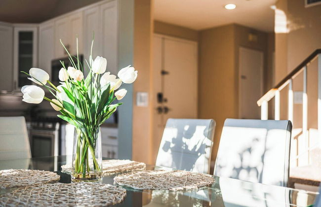 Spacious Retreat w Modern Decor and Private Yard - Photo 5