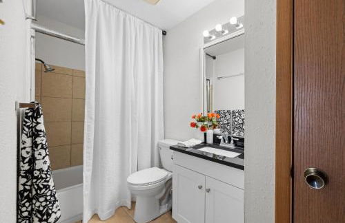 Sophisticated 2BR 2BA by TAMU, King Bed, Washer & Dryer, Smart TV - Foto 12