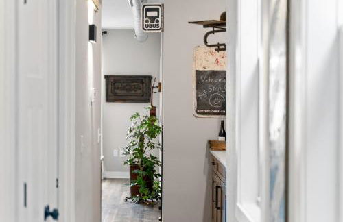 Bus Stop Sally in Historic Walker's Point MKE - Foto 24