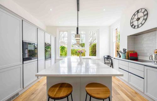 The Lymington Hub Slps 13 hot tub/chef/spa - Photo 13