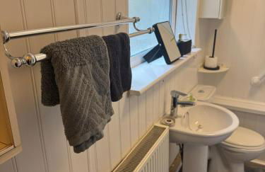 Modern 3-Bed Home with Parking & Garden Wolverhampton - Photo 12