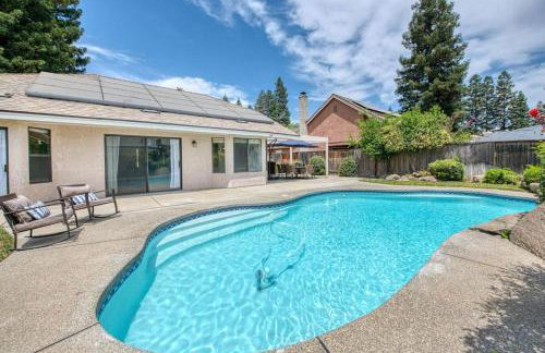 Stylish 3BR/2BA Retreat w/ Pool! Dream Getaway - Foto 2