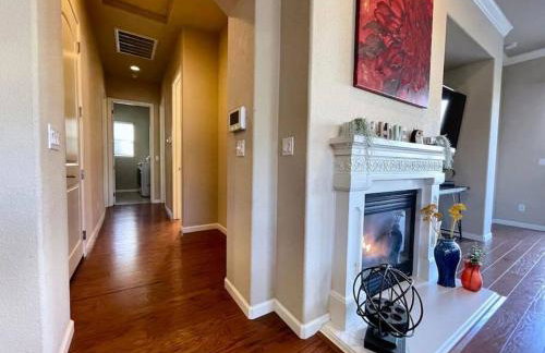 One Story Pet & Family Friendly Fireplace - Foto 15