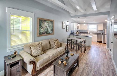 Quaint Cottage with Private Pool-Walk to Everything - Foto 12