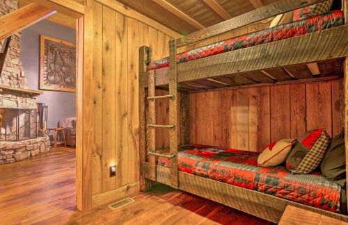 Couples Treehouse Retreat with Hot Tub and Views - Foto 21