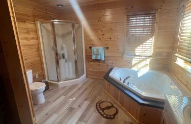 Luxury Cabin with Outdoor HotTub-NEW Construction - Foto 21