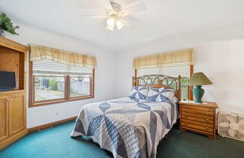 Spacious 4BR Lakefront Cottage - Perfect for Groups - Foto 16