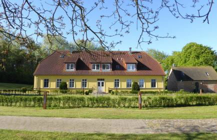 Gut-Rattelvitz-Parterre-A-hochwertig-Sauna-Kamin-eTankstelle-Spielscheune-15-000qm-Parkland - Foto 24