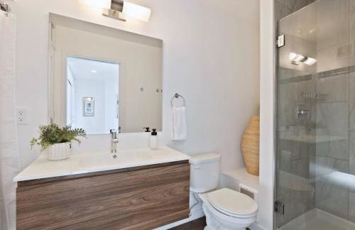 Iconic Modern Stay w Free Parking - Foto 16