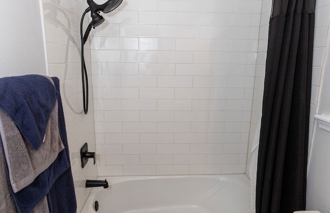 Pet Friendly Modern Zen Studio Retreat W/ Hot Tub! Home by RedAwning - Foto 30