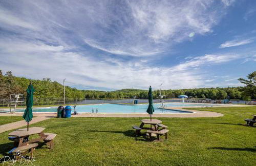 Evergreen Escape Hot Tub Firepit Resort Pool - Foto 54