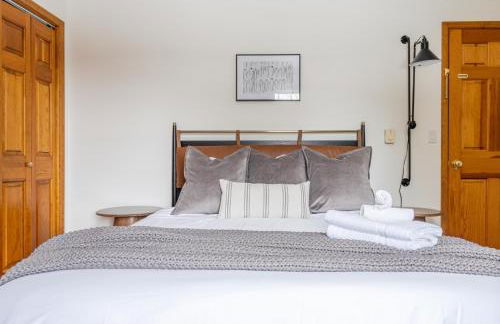 8BR Luxury Maplewood Manor, Hot Tub & Fire Pit - Foto 28