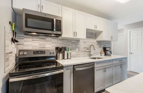 Newly Remodeled Top-floor Condo near Downtown Bend - Photo 11