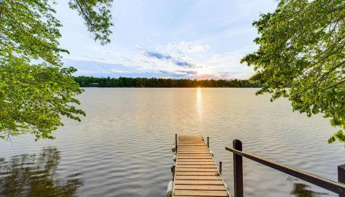Lakefront Family Retreat with Private Dock! - Foto 2
