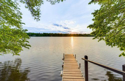 Lakefront Family Retreat with Private Dock! - Foto 2
