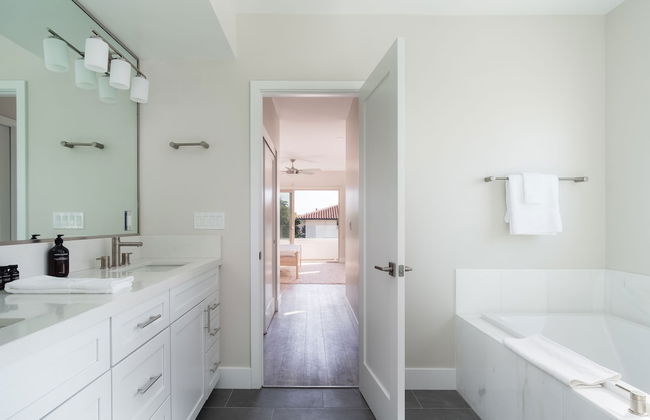 Skyline By Avantstay Modern Beach Retreat w/ Spacious Patio & Rooftop Views - Photo 20