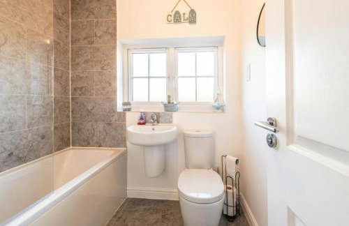 Family-Friendly 4-Bedroom House in Moston with Parking and Garden - Foto 18