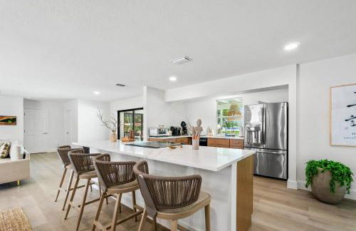 Deluxe Waterfront Villa with BBQ, Pool and Game Room - Photo 10