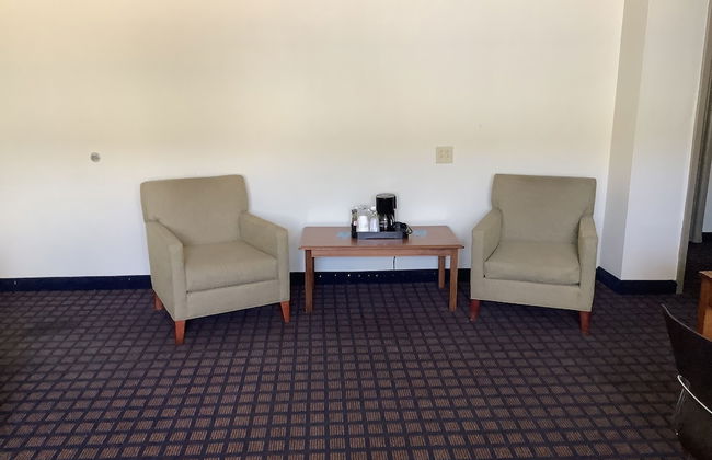 Silver Spur Vintage Inn & Suites - Photo 41