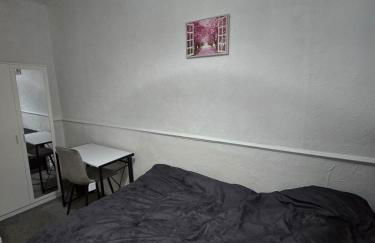 Modern 3 Bed Home Central Location free WiFi Netflix and street parking - Foto 14